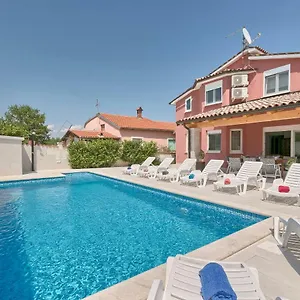 https://holiday-home-nikol.pula-hotels.org